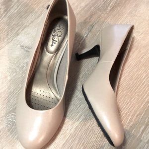Nude Pumps